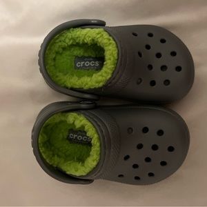 Toddler furry crocs size 5 (never worn)